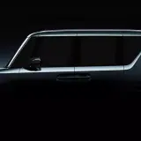 Ciemny, nowoczesny **Daihatsu** z charakterystycznym światłem tylnym w kształcie litery C i futurystycznymi światłami z przodu.