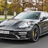 Czarny Porsche Panamera w ruchu. Sprawdź aktualną porsche panamera cena i odkryj luksus na drodze.