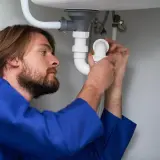 Jak wyczyścić syfon pod zlewem? Domowe, chemiczne i mechaniczne sposoby
