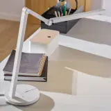 Nowoczesna lampka biurkowa z regulowanym ramieniem. Idealna do pracy, zastanawiasz się, jaka żarówka do lampki biurkowej będzie najlepsza? Ta lampka ma wbudowane LED.