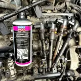 Moment dokręcania wtryskiwaczy Mercedes 2.2 CDI. Płyn Liqui Moly ułatwia demontaż.