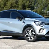 Renault Captur E-Tech, un SUV plateado con detalles negros, estacionado al aire libre. ¿Problemas?