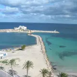 Piękna plaża i turkusowe morze w Tunezji. Październikowa pogoda zachęca do spacerów brzegiem.
