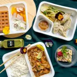 Czy dieta pudełkowa się opłaca? Zobacz różnorodne posiłki: gołąbki, kurczak z ryżem, gofry, deser. Smacznie i wygodnie!