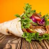 Pyszny kebab w tortilli, pełen mięsa, warzyw i sosu. Idealny na szybki posiłek, choć warto pamiętać o jego tortilla kcal.