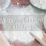 Mehlhaufen mit Sieb und Holzschaufel. Hier erfährst du, wie du Weizenmehl richtig ersetzen kannst, auch wenn du kein Mehl Typ 00 vergleichbar hast.