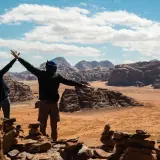 Dwie osoby cieszą się widokiem pustyni Wadi Rum. Odpowiedź na pytanie: czy w Jordanii jest bezpiecznie? Tak, podróżni czują się tu swobodnie.