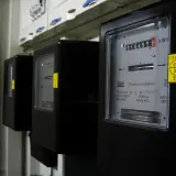 Szereg liczników energii elektrycznej, każdy z numerem PPE Tauron.