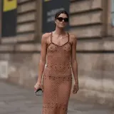 Elegancka sukienka po francusku, zdobiona koralikami, idealna na paryskie wyjście.