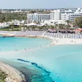 Piękna plaża z turkusową wodą i białymi hotelami. Czy Cypr to państwo, które oferuje takie widoki? Tak, to raj dla turystów!
