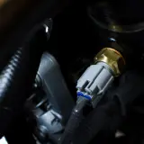 Detailaufnahme eines Temperatursensors, der für den **VW Touran 2.0 TDI Thermostat wechseln** benötigt wird.