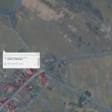 Jak sprawdzić numer działki po adresie na Geoportalu. Widok mapy z zaznaczonymi działkami i budynkami.