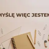 Na jasnym tle, wśród przyborów szkolnych, widnieje napis "Myślę więc jestem".