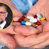 Dłonie starszej osoby trzymają garść pigułek i kapsułek, w tym niebiesko-białą kapsułkę. Obok widać portret mężczyzny w okularach, który może być lekarzem lub farmaceutą, omawiającym np. działanie fosydyny.