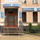 Budynek kliniki Laser Clinic z napisem na fasadzie i drzwiami wejściowymi.