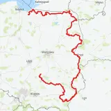 Mapa z zaznaczoną trasą rowerową, która biegnie przez północną i wschodnią Polskę, w tym przez Podkarpacie.