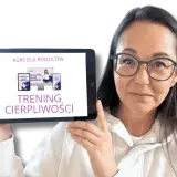 Kobieta prezentuje tablet z kursem "Trening Cierpliwości" dla rodziców. Dowiedz się, jak nauczyć się cierpliwości i odzyskać spokój.