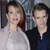 Paulina Smaszcz z synem, uśmiechnięci, pozują do zdjęcia.