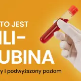 Co to jest bilirubina? Normy i podwyższony poziom. Ręka w rękawiczce trzyma probówkę z krwią.