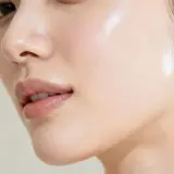 Närbild på en persons ansikte med glansig, återfuktad hud. En visuell guide till hur man får clear skin.
