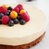 Enkel tårta med dulce de leche, toppad med färska bär som hallon, blåbär och physalis. En läcker dessert som passar alla tillfällen.