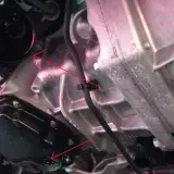 Vue détaillée du moteur d'une Scenic 3, montrant le carter d'huile et le filtre, lors d'une vidange.