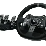 Kierownica do Xbox Series X z pedałami, gotowa na wyścigi.
