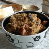 Pyszny bigos z kiszonej kapusty, idealny do podania z chlebem. Oto jak zrobić bigos z kiszonej kapusty krok po kroku.