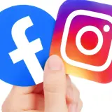 Palec trzyma loga Facebooka i Instagrama. Czy kopiowanie zdjęć z Facebooka jest karalne?