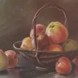 Koszyk pełen jabłek, a niedaleko pada jabłko. Owoce w odcieniach czerwieni i żółci, na ciemnym tle.