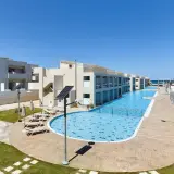 Nowoczesny hotel z basenem i leżakami, idealny na wakacje w St. Constantin.