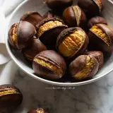 Castagne in friggitrice ad aria, cotte alla perfezione, con la buccia aperta che rivela il loro interno dorato e invitante.