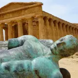 Statue d'ange en bronze patiné devant le temple de la Concorde, un joyau de la vallée des temples.