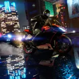 Motocyklista ścigany przez policję w nocnym mieście. Ulepszona grafika GTA V z neonami i odbiciami.