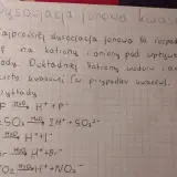 Dysocjacja jonowa kwasów: rozpad na kationy i aniony pod wpływem wody. Przykłady: HF, H2SO3, HI, HBr, HNO2.