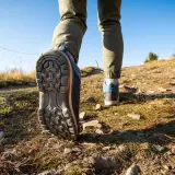 Dobre buty w Tatry to podstawa! Widok na szlak, gdzie stopy w solidnych trekkingowych butach stawiają kolejne kroki.