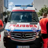 Ratownicy medyczni przy ambulansie. Ich praca to nie tylko transport krwi, ale też zarobki i ratowanie życia.