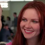 Mary Jane Watson, część obsady Niesamowitego Spider-Mana, uśmiecha się ciepło.
