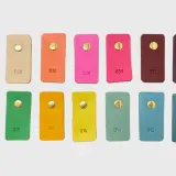 Échantillons de cuir aux teintes variées, du beige au prune, en passant par des couleurs vives comme le rose et l'orange. Chaque pièce présente une couleur de cuir distincte.