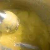 Blendowanie parowanej cukinii na puree dla niemowlaka. Zdrowy, żółty posiłek gotowy do podania.