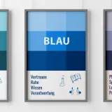 Drei gerahmte Bilder zeigen Farbverläufe in Blau- und Violetttönen. Das mittlere Bild ist mit "BLAU" beschriftet und symbolisiert Vertrauen und Wissen.