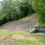 Kamienne trybuny i głaz pamiątkowy przy starym stadionie Arki Gdynia.