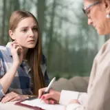 Młoda kobieta rozmawia z terapeutką. Czy to synestezja, co to za zjawisko?