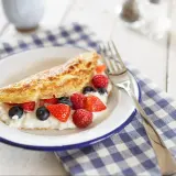Słodki omlet z twarożkiem i owocami leśnymi. Idealny przepis na omlet na słodko.