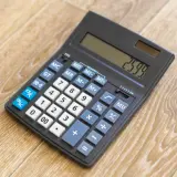 Kalkulator z wyświetloną kwotą 25.99, idealny, by obliczyć zużycie prądu i zaplanować domowy budżet.