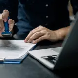 Darowizna nieruchomości a podatek: Jak uniknąć dodatkowych kosztów dzięki pomocy notariusza?