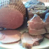 Wędzonki na talerzu, idealne po marynacie do mięsa do wędzenia przepis.