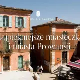 Urokliwe kamienice w **prowansja miasta** z zielonymi okiennicami i drzwiami. W tle restauracja z markizami.