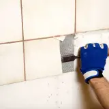 Jak skuc kafelki bez uszkodzeń - skuteczne metody i porady