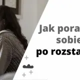 Kobieta z kubkiem w dłoni patrzy przez okno, zastanawiając się, jak sobie poradzić z rozstaniem.